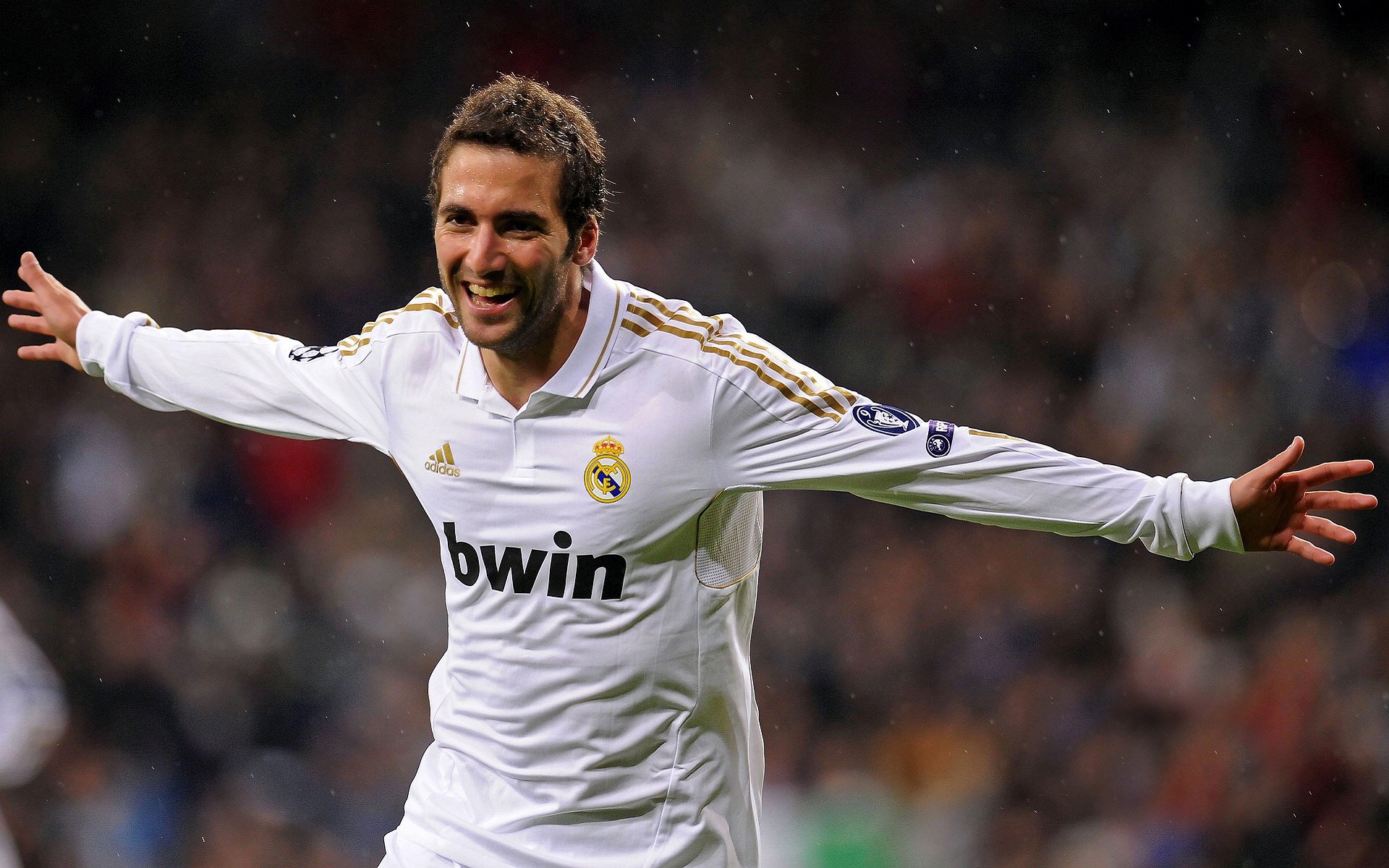 绿茵场上的战争隐喻，当乌克兰铁血对阵曼联传奇，莱万如何定义大场面先生？